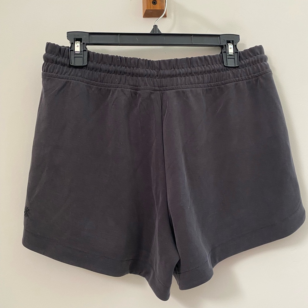 NWOT Athleta Seasoft Mid Rise 4” Short - Picture 2 of 2